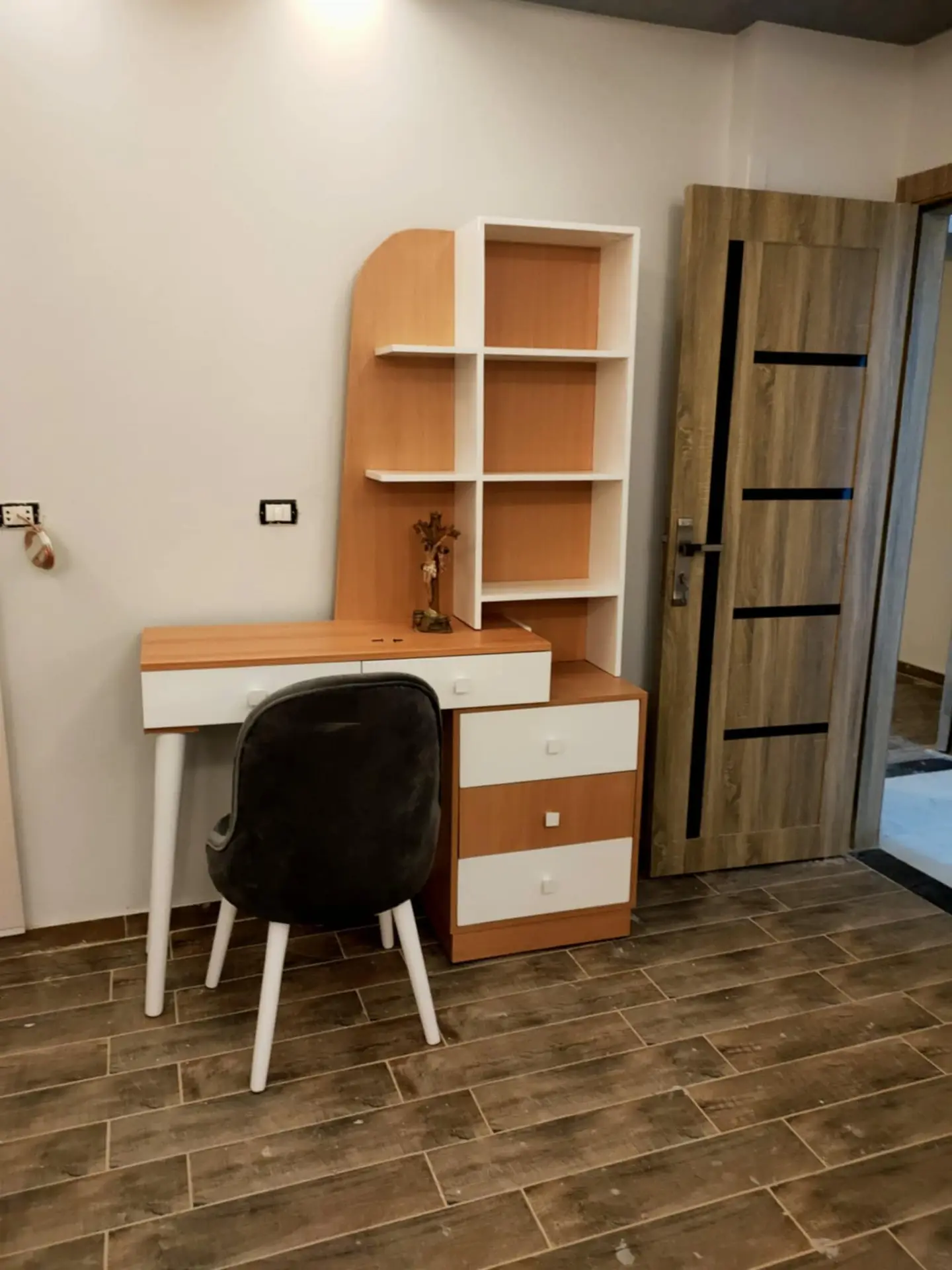 مكتب للدراسة و يوجد ايضا مكاتب للعمل اتصل بنا لتحصل علي خصم